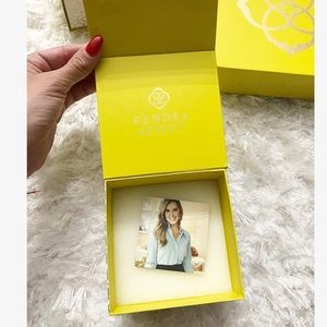 1 Kendra Scott gift box (small)